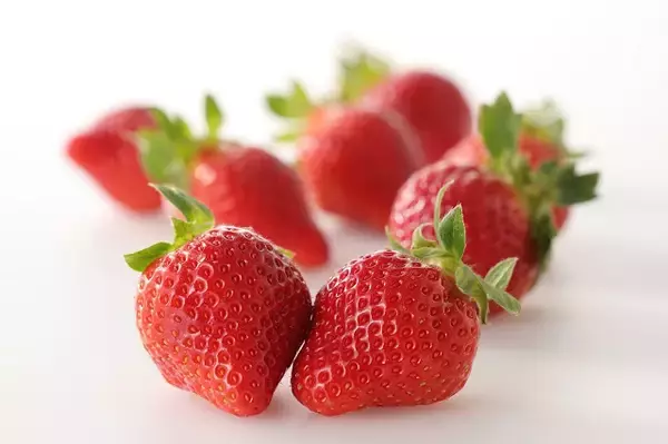 「いちご食べ放題がパワーアップ！「ブランドいちご食べくらべ」スイパラで開催」の画像