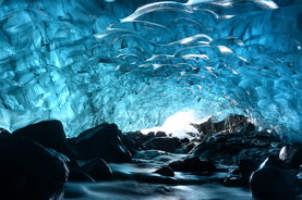 【世界冬の絶景】冬にしか訪れることができない神秘のスポット！アイスランド「氷の洞窟」
