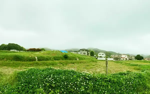 「日本列島ゆるゆる古墳ハント（１３）一見“ただの野原”、実は国宝級の価値！福岡県古賀市「船原古墳」」の画像