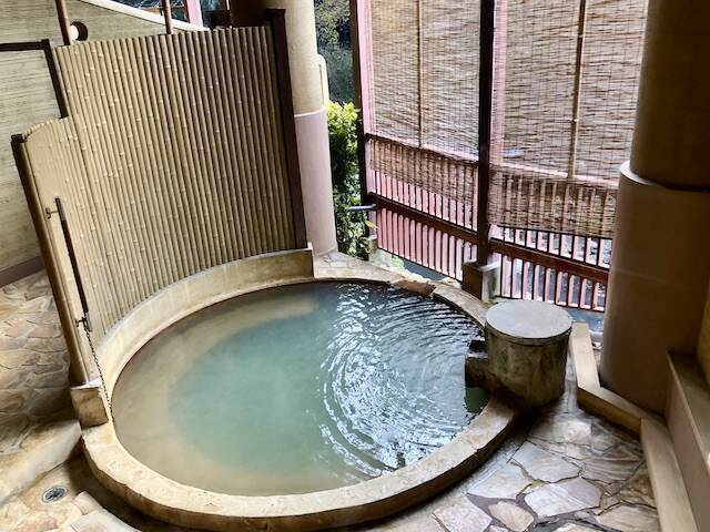 “日本一の炭酸泉”長湯温泉のシンボル的立ち寄り湯「御前湯」で楽しむ３種の源泉【大分県】