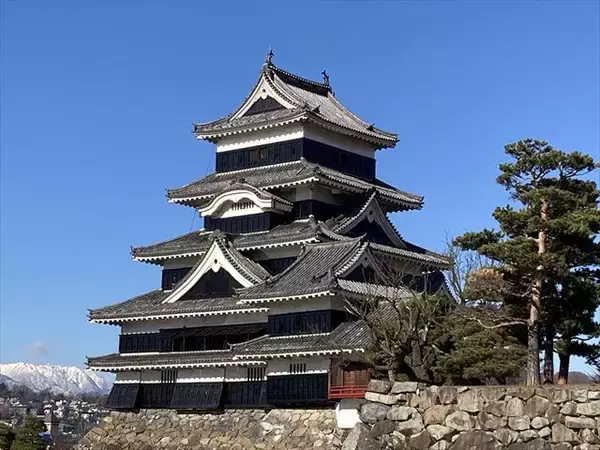 「松本のシンボル！アルプスの山々に映える、美しき松本城【現地ルポ】」の画像