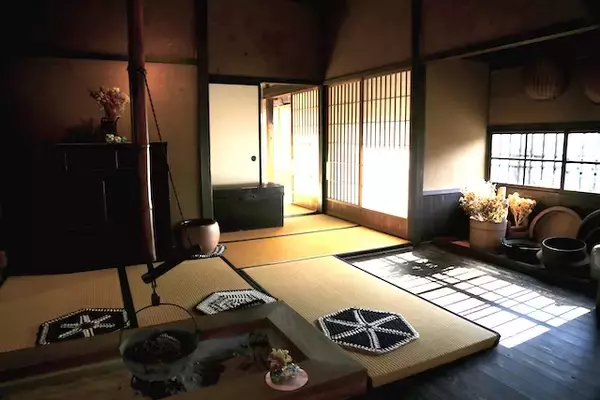 「【特集】人気インスタグラマーが伝授！“映える”観光写真を撮るテクニック１「横長の建物は“左右対称“に」」の画像