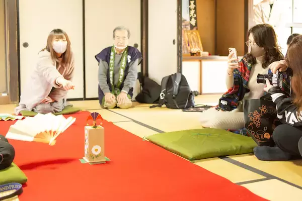 「【特集】人気インスタグラマーが伝授！“映える”観光写真を撮るテクニック１「横長の建物は“左右対称“に」」の画像