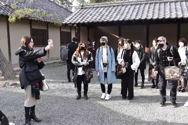 「【特集】人気インスタグラマーが伝授！“映える”観光写真を撮るテクニック１「横長の建物は“左右対称“に」」の画像