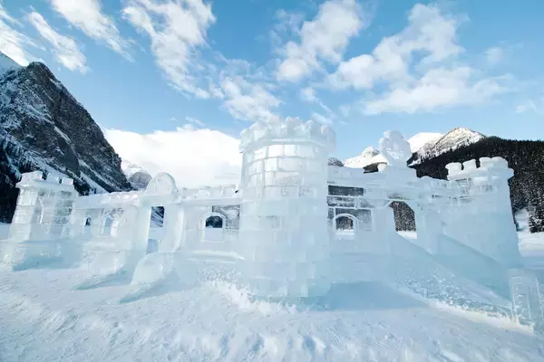 【世界冬の絶景】カナダのレイク・ルイーズで氷の彫刻が作り出す神秘的な世界