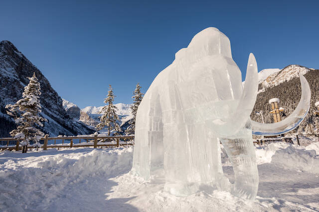 【世界冬の絶景】カナダのレイク・ルイーズで氷の彫刻が作り出す神秘的な世界