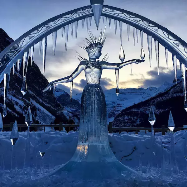 「【世界冬の絶景】カナダのレイク・ルイーズで氷の彫刻が作り出す神秘的な世界」の画像