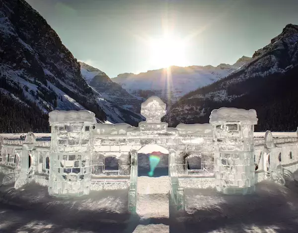 「【世界冬の絶景】カナダのレイク・ルイーズで氷の彫刻が作り出す神秘的な世界」の画像