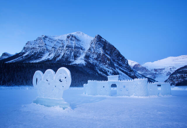 【世界冬の絶景】カナダのレイク・ルイーズで氷の彫刻が作り出す神秘的な世界