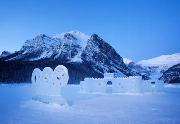 「【世界冬の絶景】カナダのレイク・ルイーズで氷の彫刻が作り出す神秘的な世界」の画像