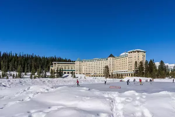 「【世界冬の絶景】カナダのレイク・ルイーズで氷の彫刻が作り出す神秘的な世界」の画像