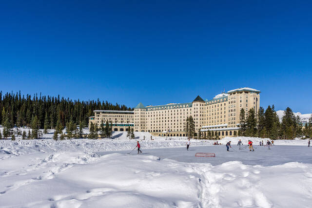 【世界冬の絶景】カナダのレイク・ルイーズで氷の彫刻が作り出す神秘的な世界