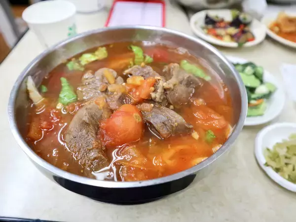 「【台湾】看板メニューはトマト牛肉麺！台北「四平街番茄牛肉麺」現地ルポ」の画像