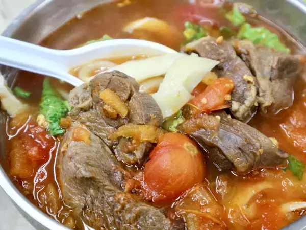 「【台湾】看板メニューはトマト牛肉麺！台北「四平街番茄牛肉麺」現地ルポ」の画像