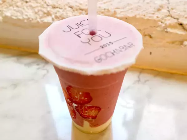 「【台湾】いちごの花びらがかわいい！写真映えするフルーツスムージー「GOCHA BAR」」の画像