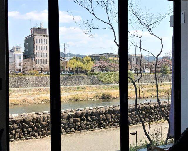 【京都】鴨川沿いの桜を眺めながら、ライスバーガーを楽しめるカフェ「川間食堂」