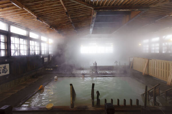 希少価値 全国の混浴温泉 湯けむりが漂う総ヒバ造りの千人風呂 酸ヶ湯温泉 青森県 21年4月16日 エキサイトニュース