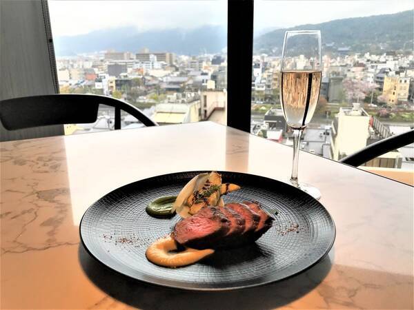 京都 東山と桜を望めるホテルの絶景レストラン バー さくらフェア でランチを堪能 The Gate Hotel 京都高瀬川 Anchor Kyoto 21年4月4日 エキサイトニュース