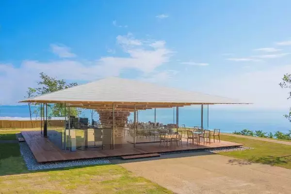「１日１組限定！隈研吾氏設計の絶景カフェ「COEDA HOUSE」とガーデンを独り占め」の画像