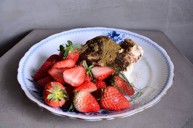 坊っちゃん列車を眺めながら、旬のいちごたっぷりスイーツを【道後 白鷺珈琲】