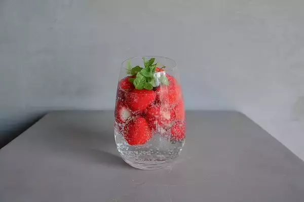 「坊っちゃん列車を眺めながら、旬のいちごたっぷりスイーツを【道後 白鷺珈琲】」の画像