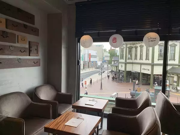 「坊っちゃん列車を眺めながら、旬のいちごたっぷりスイーツを【道後 白鷺珈琲】」の画像