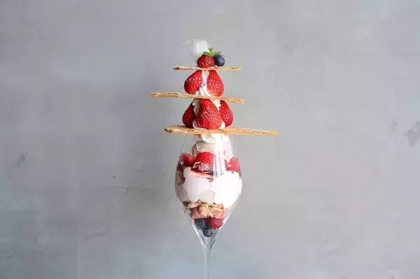 「坊っちゃん列車を眺めながら、旬のいちごたっぷりスイーツを【道後 白鷺珈琲】」の画像