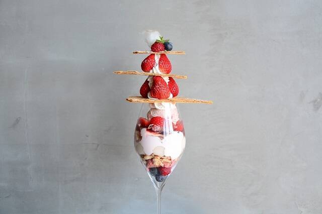 坊っちゃん列車を眺めながら、旬のいちごたっぷりスイーツを【道後 白鷺珈琲】