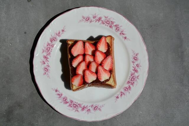 坊っちゃん列車を眺めながら、旬のいちごたっぷりスイーツを【道後 白鷺珈琲】