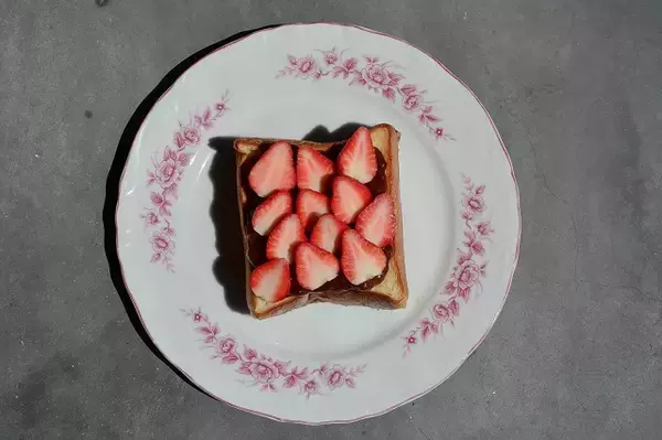 「坊っちゃん列車を眺めながら、旬のいちごたっぷりスイーツを【道後 白鷺珈琲】」の画像