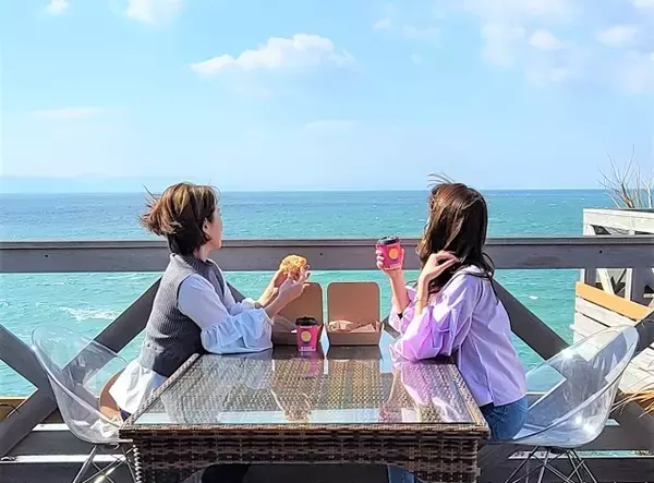 「淡路島のカリコ岬に、オーシャンビューが楽しめるベーカリーカフェがオープン」の画像