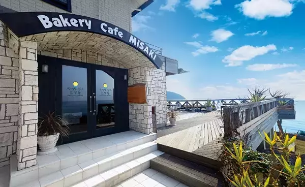「淡路島のカリコ岬に、オーシャンビューが楽しめるベーカリーカフェがオープン」の画像