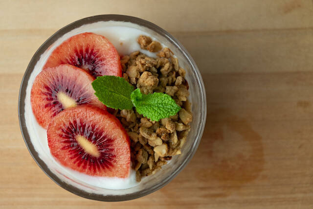 【５月下旬まで限定販売】ニュージーランド産の希少な新品種が上陸！幻の赤い果実「レッドキウイ」を食べてみた