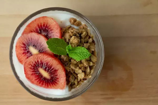 「【５月下旬まで限定販売】ニュージーランド産の希少な新品種が上陸！幻の赤い果実「レッドキウイ」を食べてみた」の画像