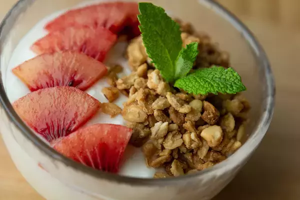 「【５月下旬まで限定販売】ニュージーランド産の希少な新品種が上陸！幻の赤い果実「レッドキウイ」を食べてみた」の画像