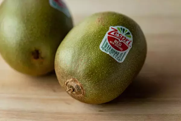 「【５月下旬まで限定販売】ニュージーランド産の希少な新品種が上陸！幻の赤い果実「レッドキウイ」を食べてみた」の画像