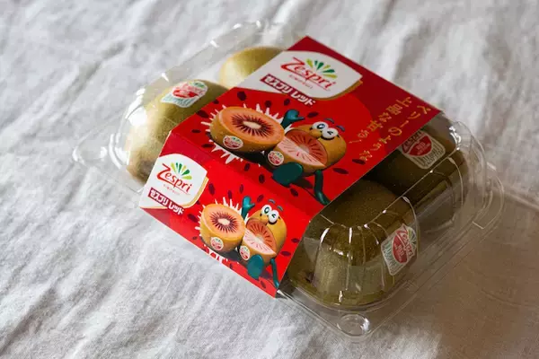 「【５月下旬まで限定販売】ニュージーランド産の希少な新品種が上陸！幻の赤い果実「レッドキウイ」を食べてみた」の画像