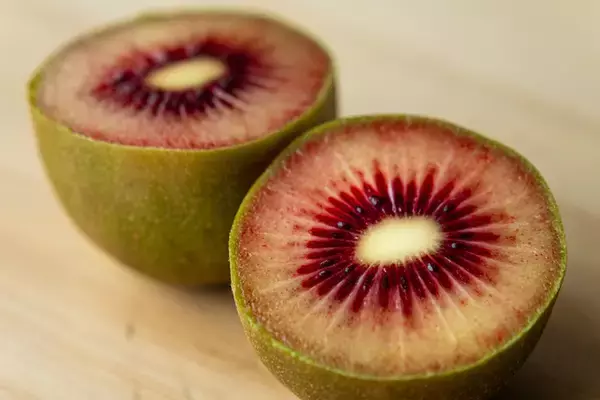 「【５月下旬まで限定販売】ニュージーランド産の希少な新品種が上陸！幻の赤い果実「レッドキウイ」を食べてみた」の画像