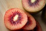 「【５月下旬まで限定販売】ニュージーランド産の希少な新品種が上陸！幻の赤い果実「レッドキウイ」を食べてみた」の画像5