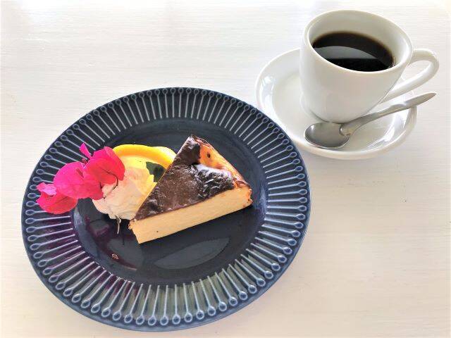 【石垣島】オーシャンビューのテラス席が最高！屋上BBQも楽しめる絶景カフェ「Natural Garden Cafe PUFF PUFF」