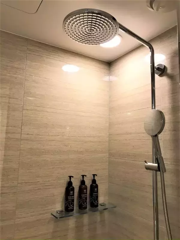 「オープン記念１泊２７５０円～！遊び心あふれるラウンジが魅力のホテル「ザ ロイヤルパーク キャンバス 京都二条」」の画像