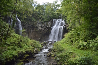 【涼を呼ぶ夏の絶景】北海道の美しい滝５選