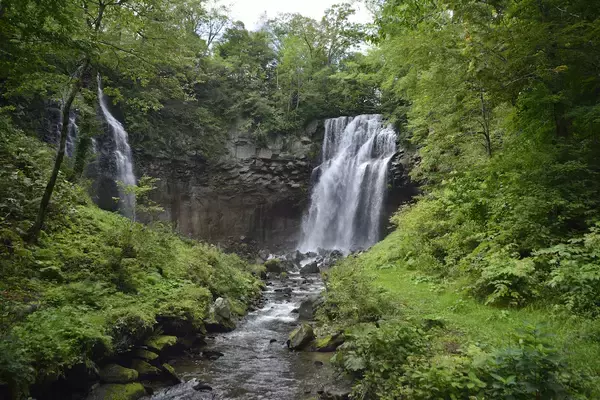 【涼を呼ぶ夏の絶景】北海道の美しい滝５選