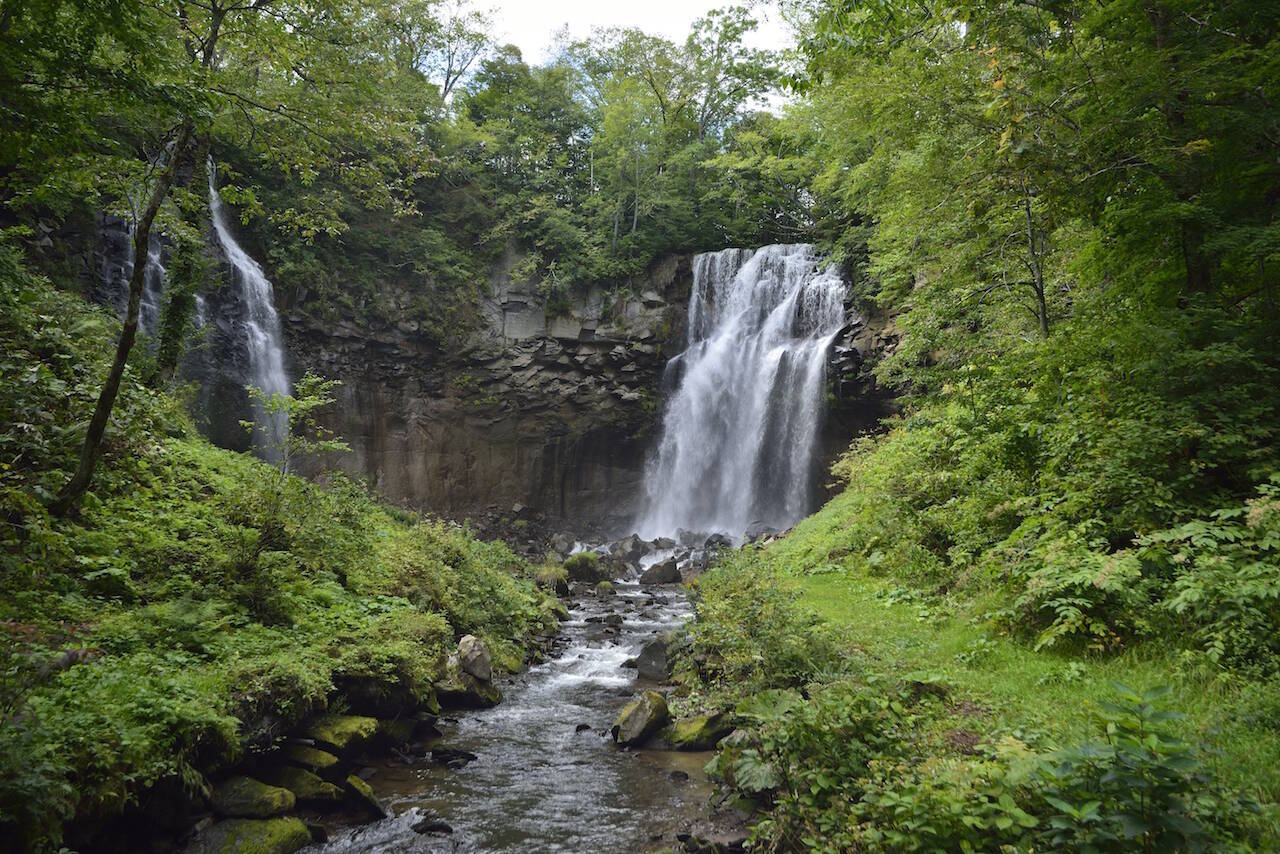 【涼を呼ぶ夏の絶景】北海道の美しい滝５選