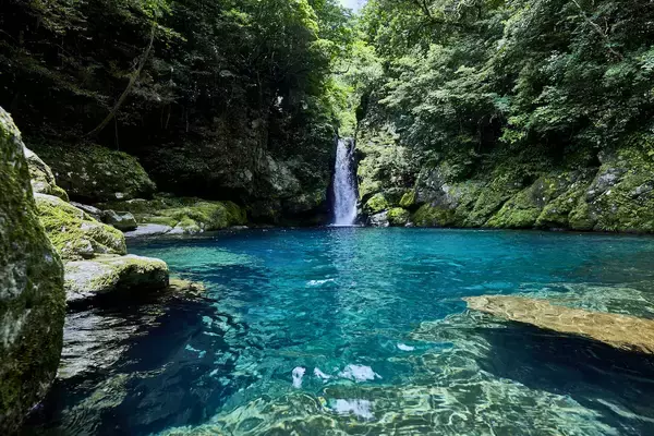 「【涼を呼ぶ夏の絶景】四国地域の美しい滝５選」の画像