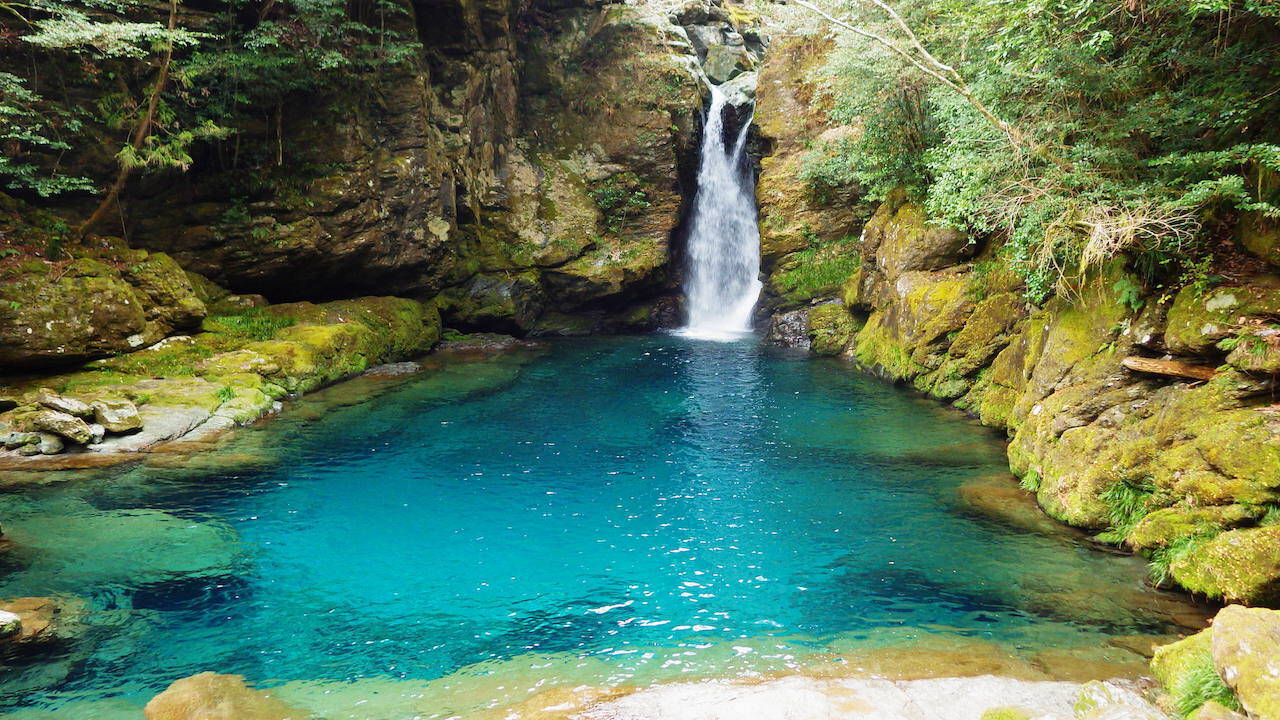 【涼を呼ぶ夏の絶景】四国地域の美しい滝５選