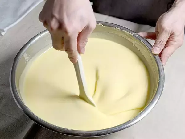 「感動的な口どけ！ホワイトチョコとクリームチーズのマリアージュ「テリーヌ ショコラ」」の画像