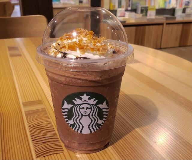 【スタバ新作】新潟県の地元フラペチーノ、「新潟 ばっかいい 柿の種 チョコレート フラペチーノ®」ってどんな味？