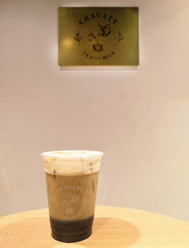 革新的な限定ドリンク“ほうじ茶セサミチーズ”の衝撃！ティーラテ専門店「CHAVATY」【渋谷東急フードショー】