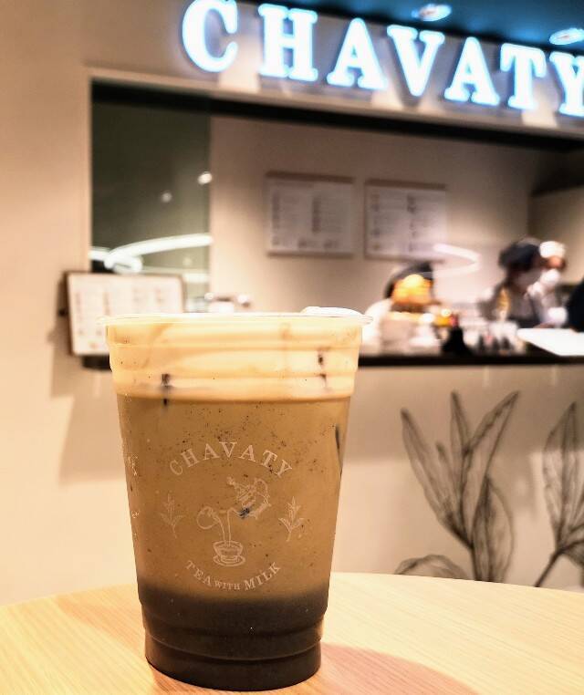 革新的な限定ドリンク“ほうじ茶セサミチーズ”の衝撃！ティーラテ専門店「CHAVATY」【渋谷東急フードショー】